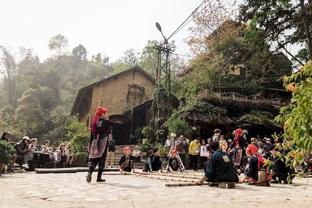 Enjoy traditional cultural performances such as umbrella dances, folk dances, and H'Mong flute solos in Cat Cat Village